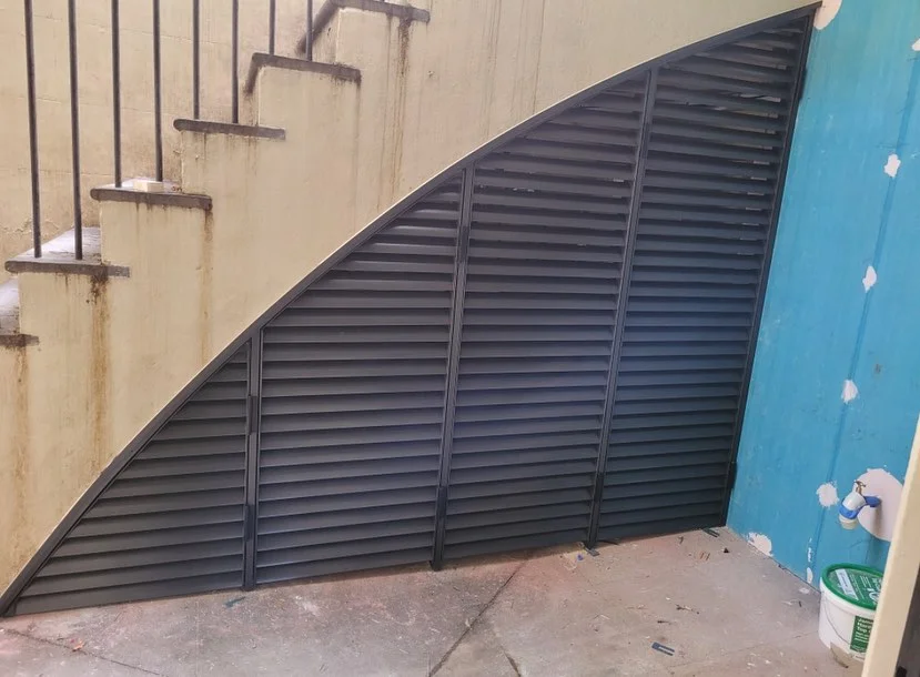 Curved aluminium louvers