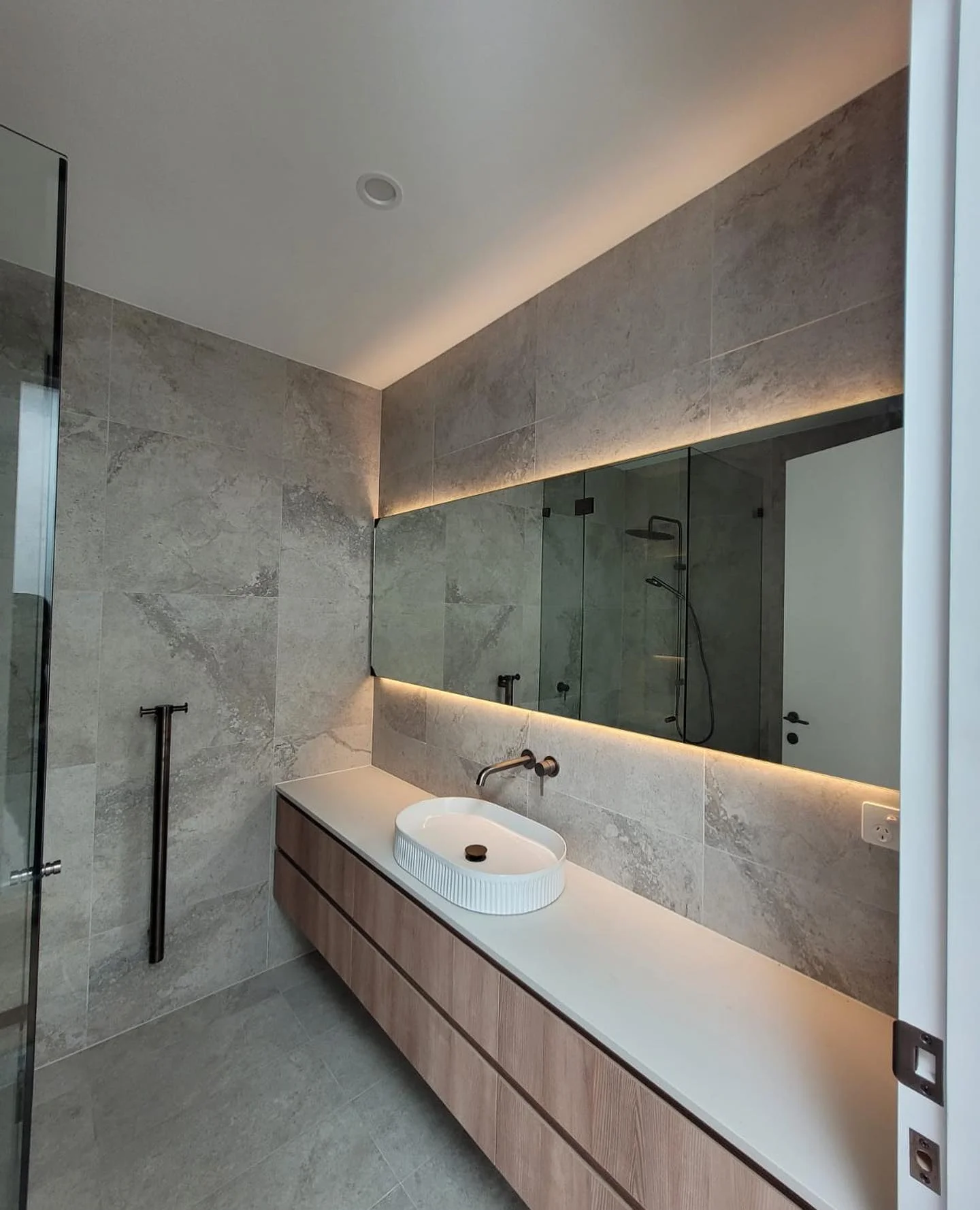 Shower screens and mirrors
