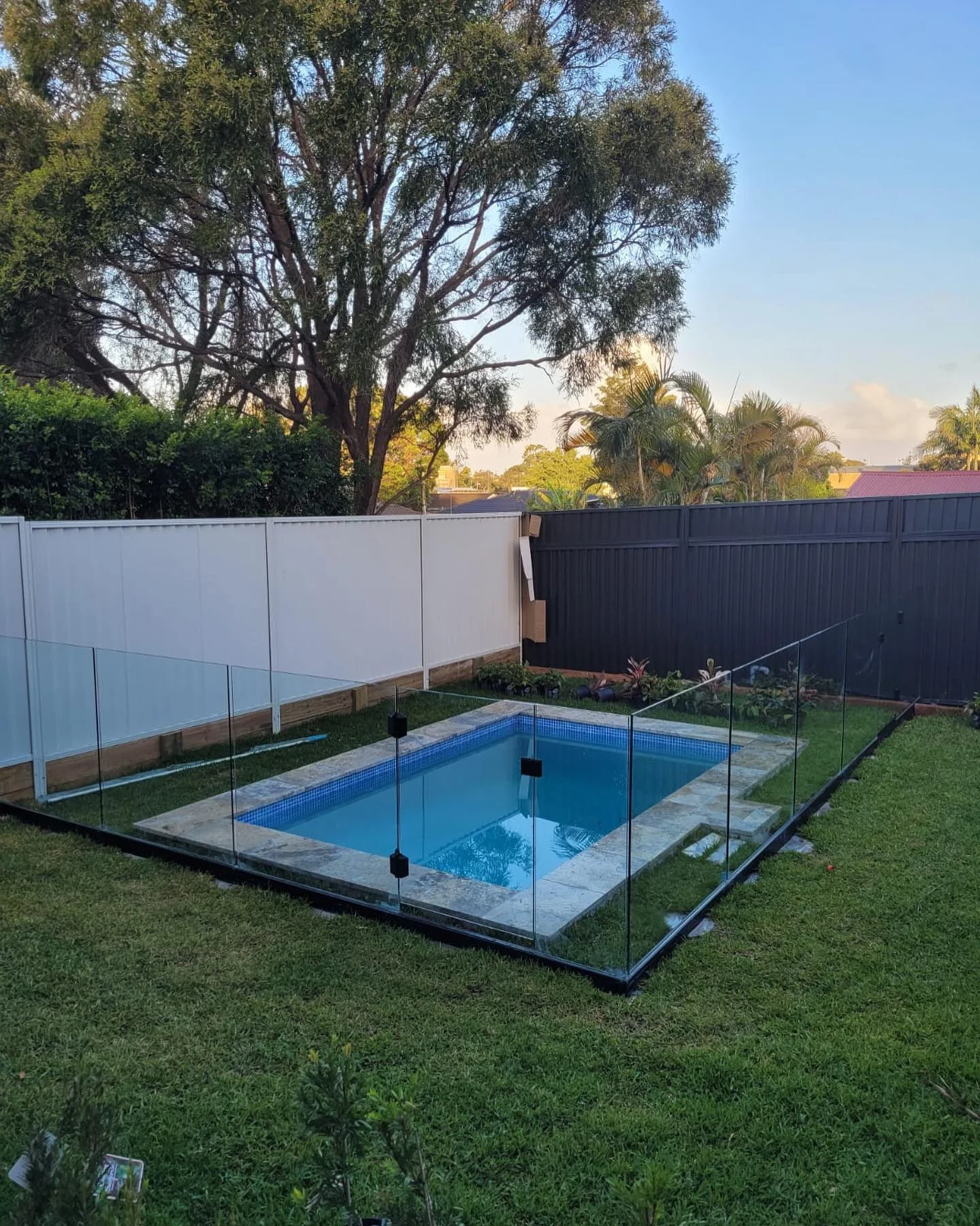 Frameless pool fence