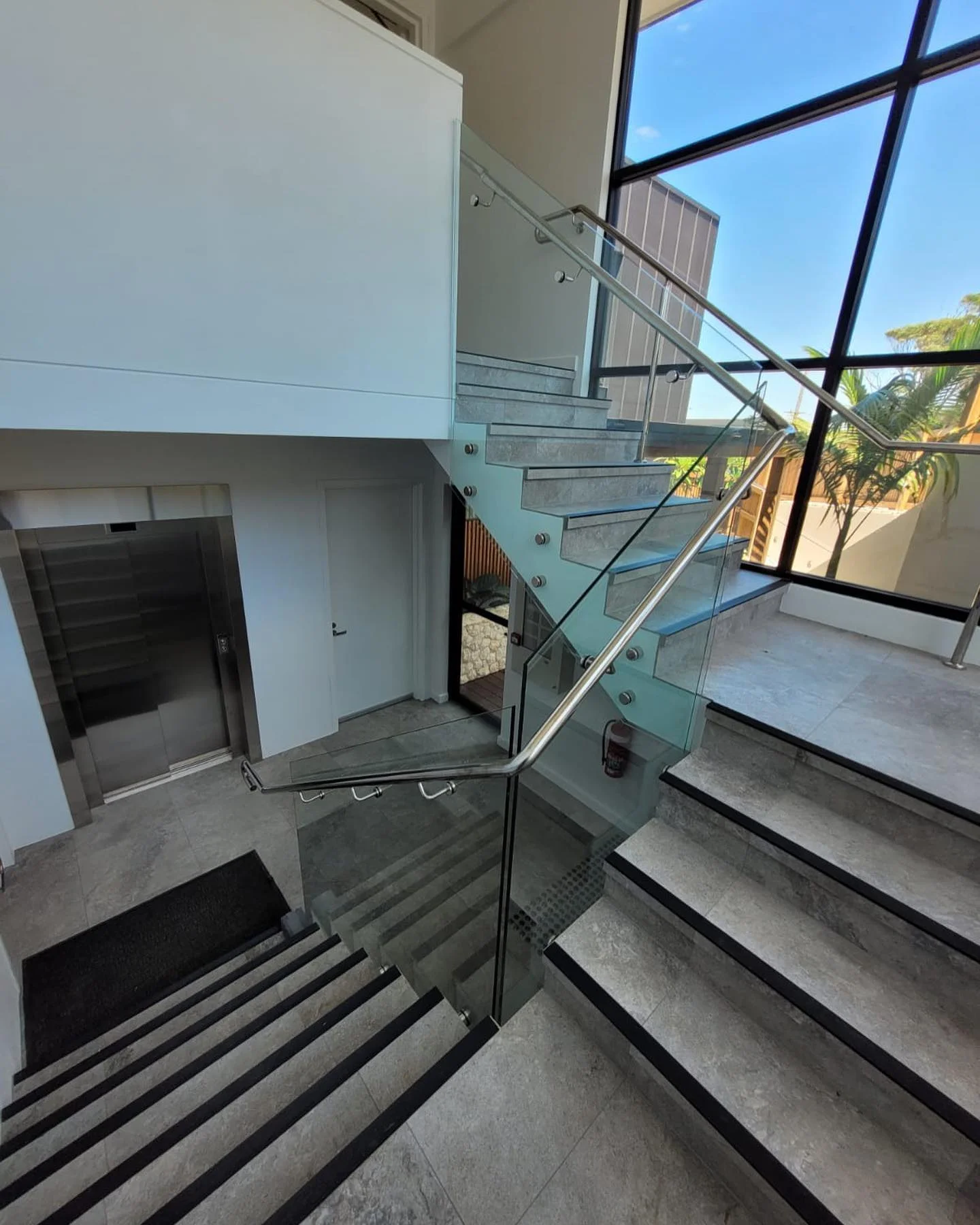 Frameless staircase