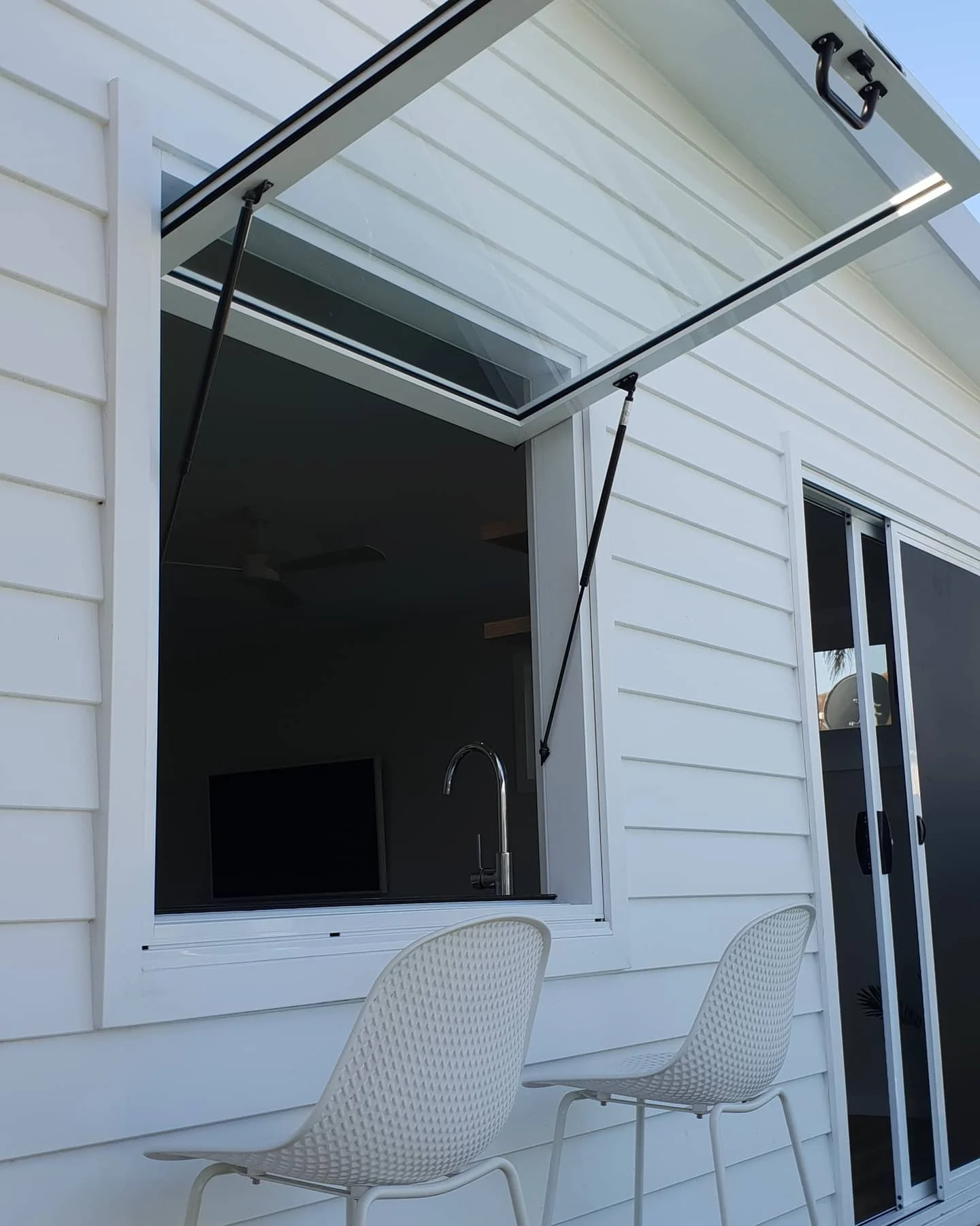 Custom made gas struts window