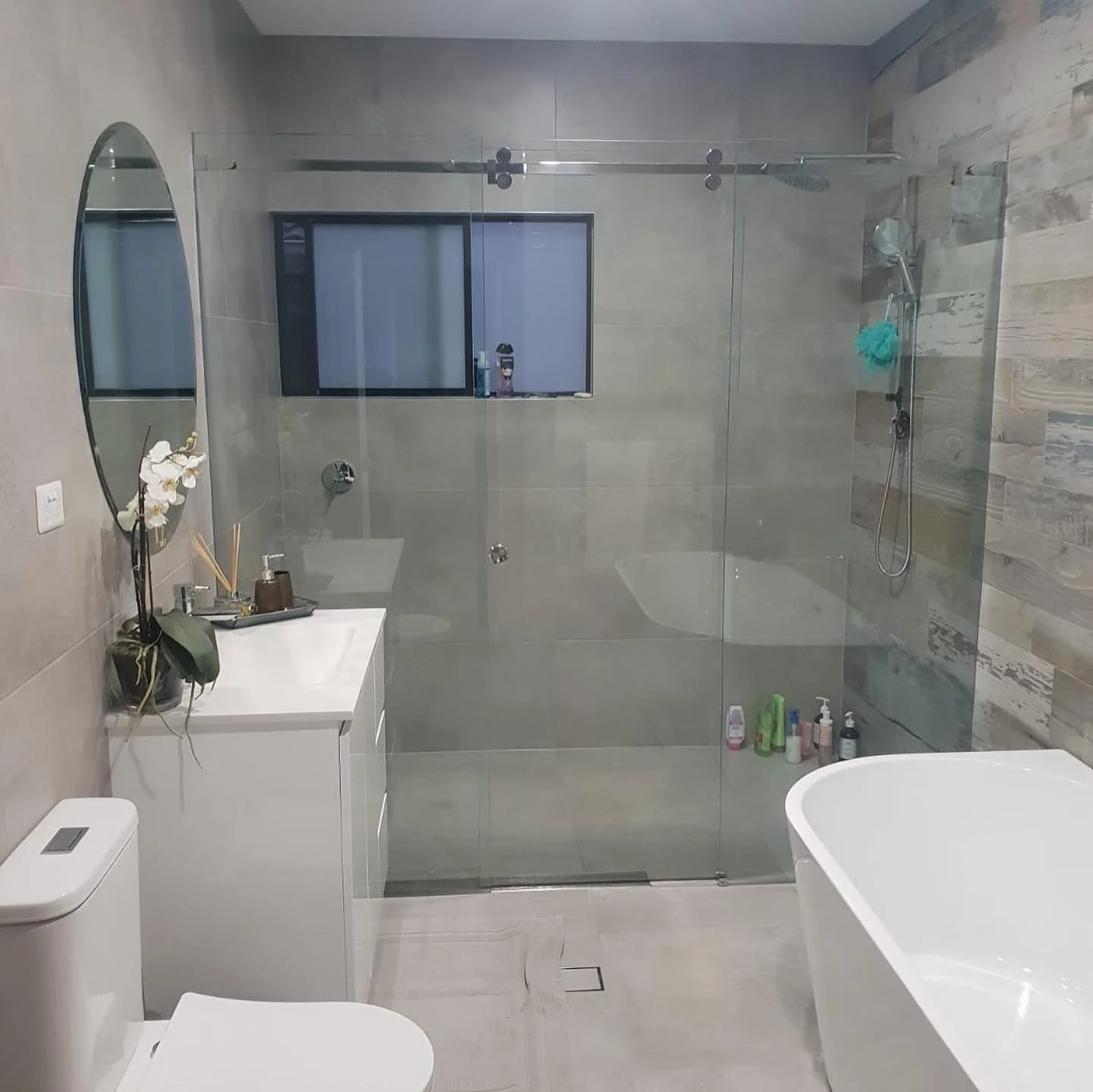 Top hang frameless sliding shower screen