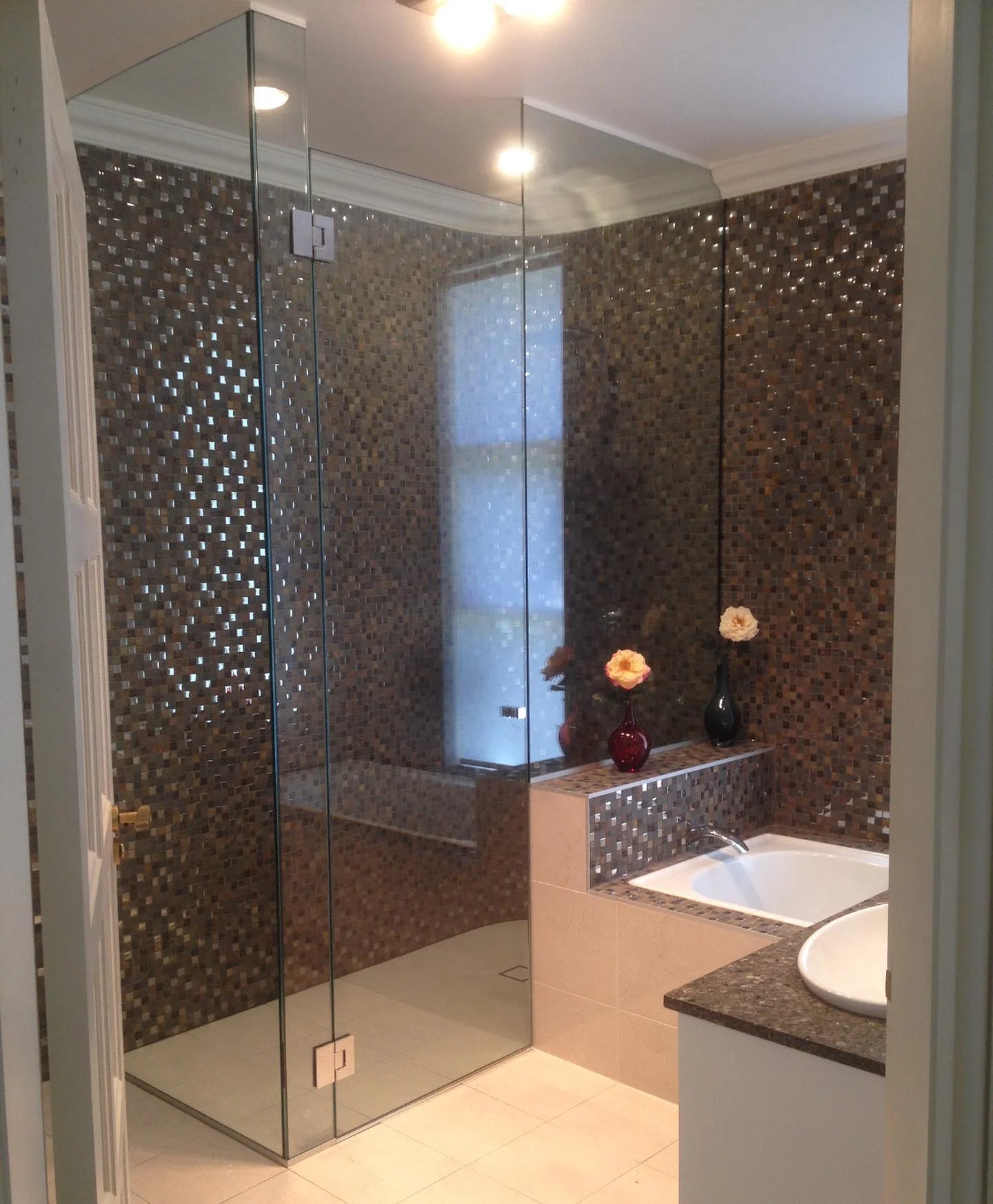 Frameless shower screen