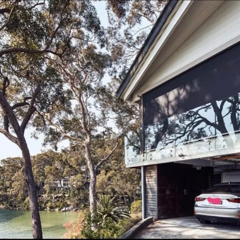 Frameless stand-off glass balustrade that provides safety yet doesn’t interrupt amazing bay views